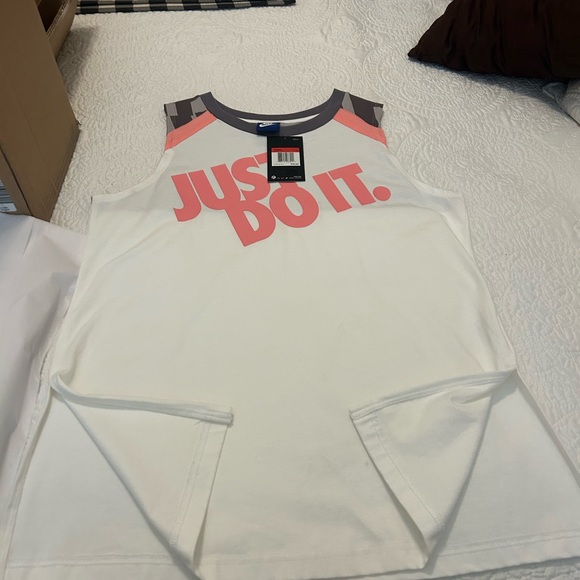 New Nike women’s top - Picture 9 of 10